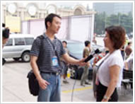 记者现场采访中国武汉婚博会组委会秘书长